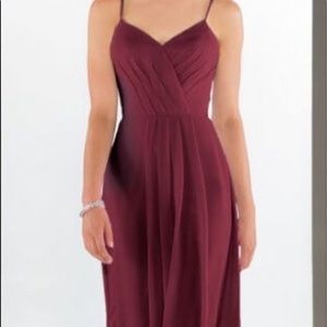Size 8, burgundy dress! Absolutely stunning for fall weddings & the holidays